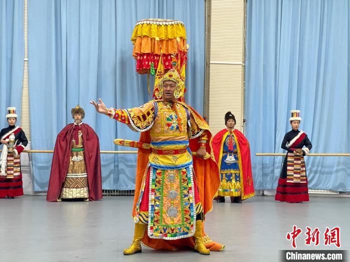圖為格薩爾劇展演?！∠锴凡抛?供圖