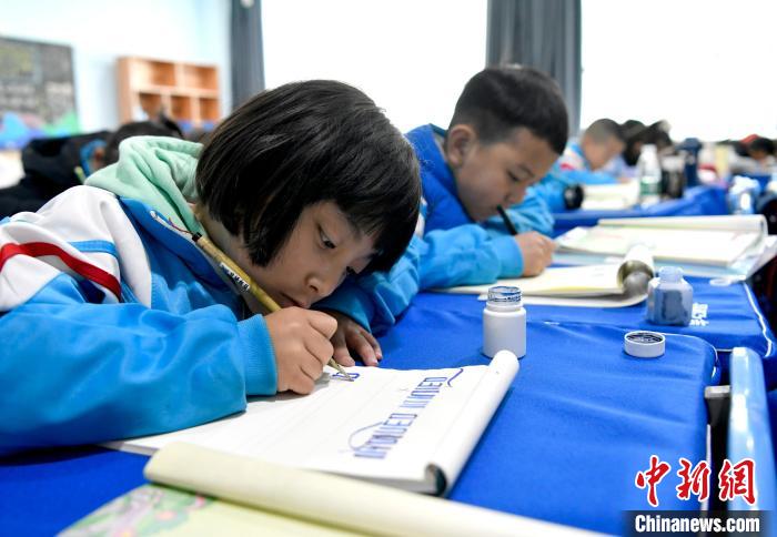 3月14日，西藏拉薩市第一小學一年級六班的學生們在藏語文課上書寫藏文?！±盍?攝