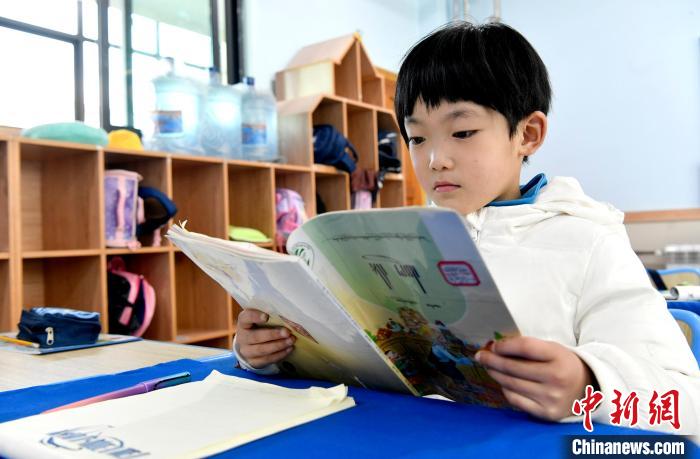 3月14日，西藏拉薩市第一小學一年級六班學生丁增樂吉在閱讀藏語課本?！±盍?攝