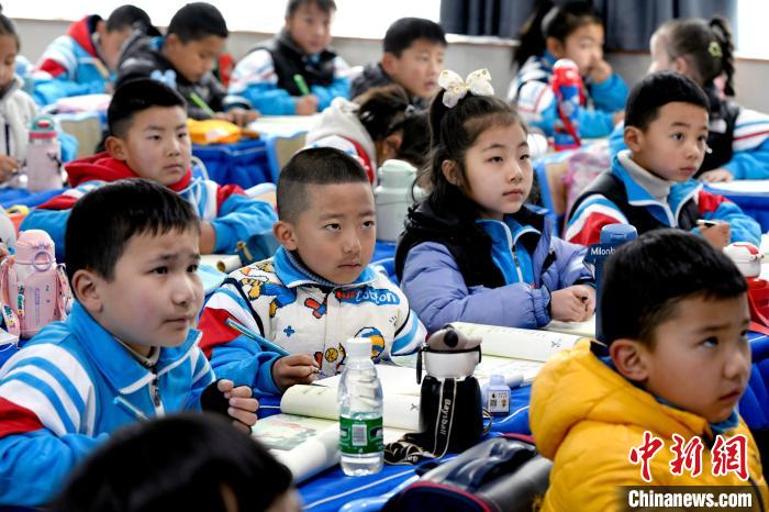 3月14日，西藏拉薩市第一小學一年級六班學生正在上藏語文課?！±盍?攝