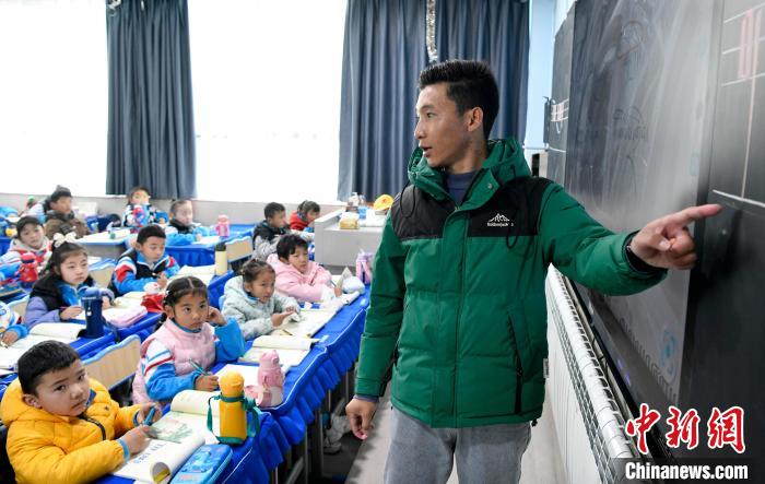 3月14日，西藏拉薩市第一小學藏語文老師拉巴次仁在課堂上?！±盍?攝