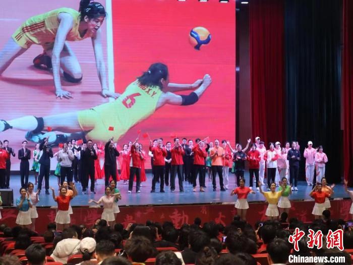 2023年全國青少年女排集訓閉幕式現場?！√旖蝮w育學院供圖