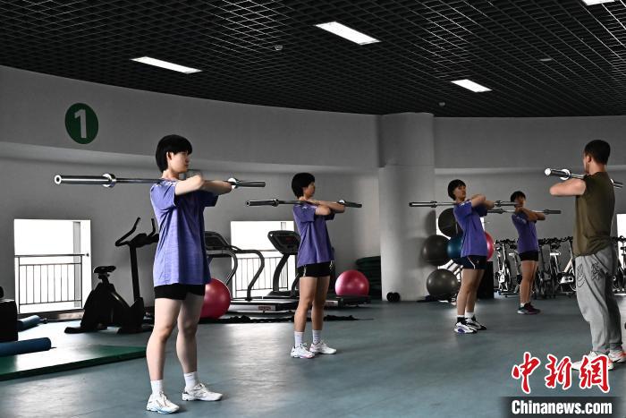 圖為全國青少年女排在天津進行集訓?！√旖蝮w育學院供圖