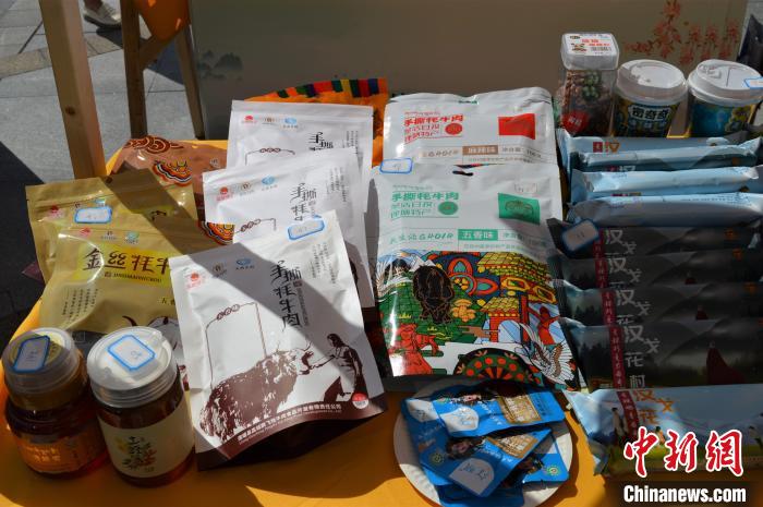 推介活動上的農特產品展示?！≈炝杞?攝