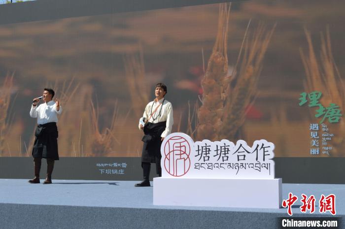 “康巴漢子”現場獻唱?！≈炝杞?攝