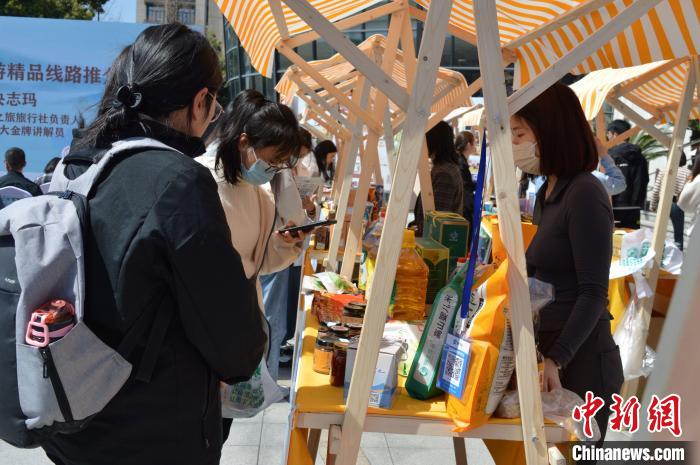 活動現場高校師生選購理塘農特產品?！≈炝杞?攝
