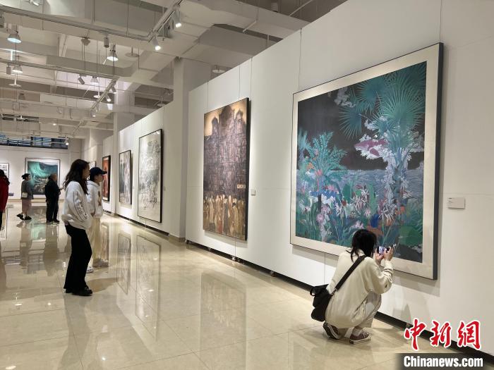 圖為全國青年教師中國畫學術邀請展吸引學生觀展?！＄婌?攝