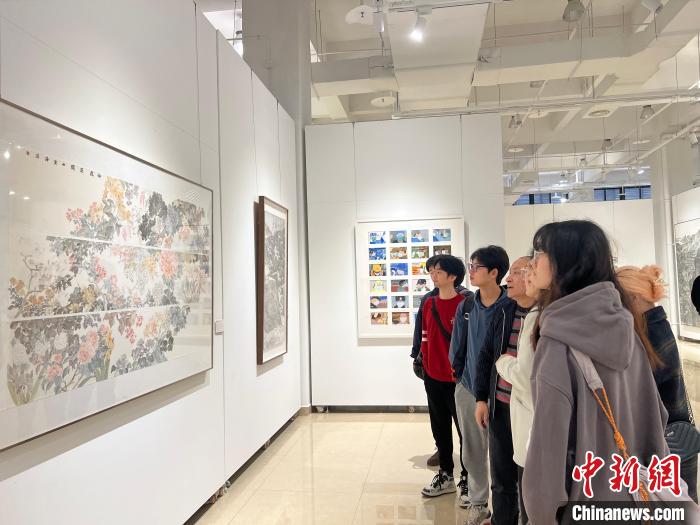 圖為全國青年教師中國畫學術邀請展現場?！＄婌?攝