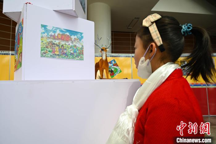 圖為學生參觀繪畫展?！≮w朗 攝