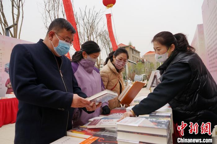 圖為民眾在活動現場購書?！●R銘言 攝