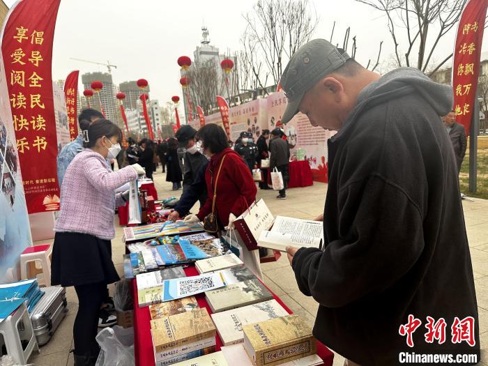 圖為民眾在活動現場讀書、購書?！±铍h 攝