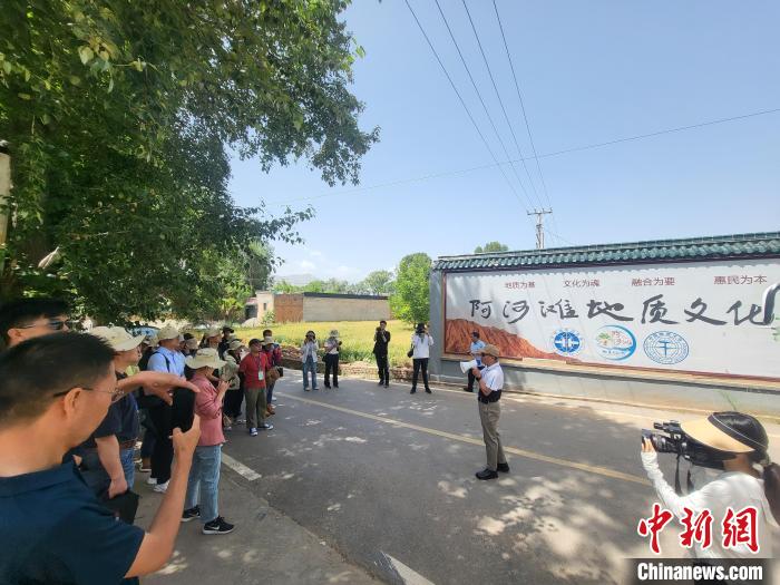 圖為中國地質大學(北京)教授張緒教介紹村落情況?！『衍?攝