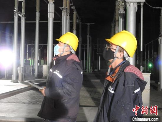 圖為5月10日凌晨，國網青海檢修公司柴達木換流站運維人員在進行柴拉直流系統停電操作?！∫杂?攝
