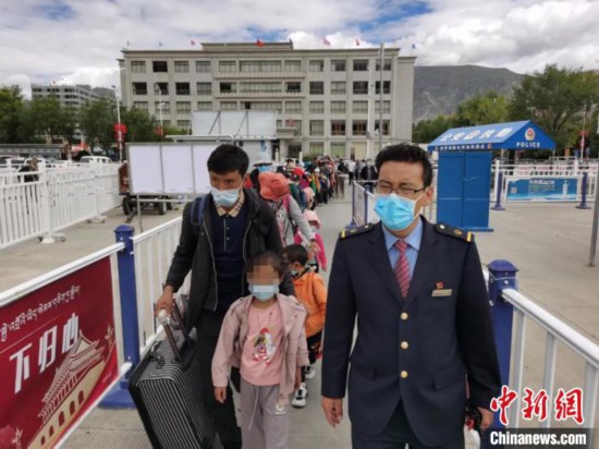 圖為拉薩車站工作人員為西藏先心病患兒和陪同人員提供“綠色”接力幫扶，并開通了專門通道，讓他們快速進站上車。拉薩車站 供圖
