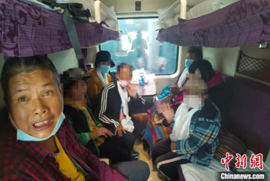 圖為乘坐Z266次列車的西藏先心病患兒和陪同人員。拉薩車站 供圖