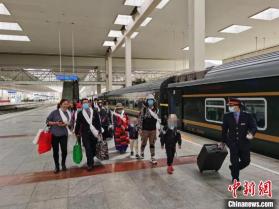 圖為拉薩車站工作人員為西藏先心病患兒和陪同人員提供“綠色”接力幫扶，并開通了專門通道，讓他們快速進站上車。拉薩車站 供圖