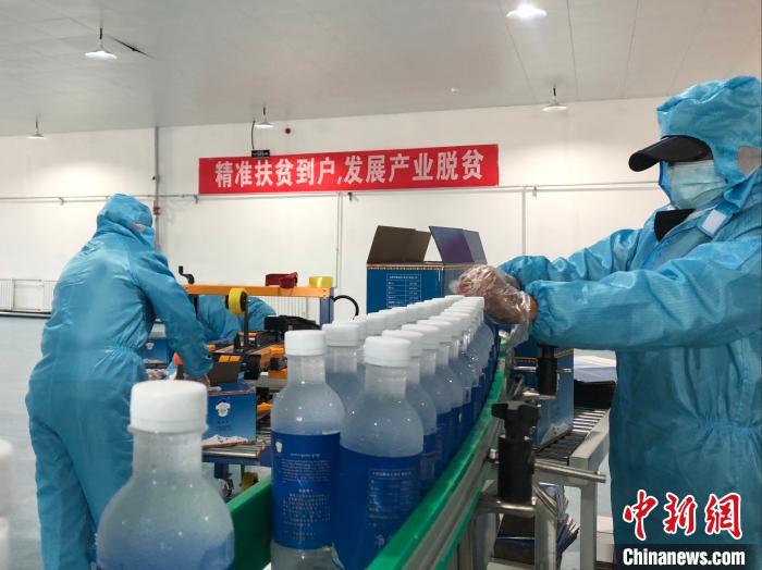 圖為阿里地區措勤縣某飲用水加工公司，該公司以“基地+公司+貧困民眾”為運營模式，帶動貧困民眾68戶232人?！≈x牧 攝