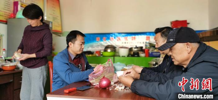 圖為扶貧路上“臨時一家人”準備午餐?！∥航ㄜ?攝