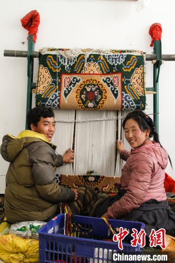 圖為1月15日，在日喀則市謝瑪氆氌農村合作社，拉孜村一對夫婦在編織卡墊(資料圖)?！≮w朗 攝