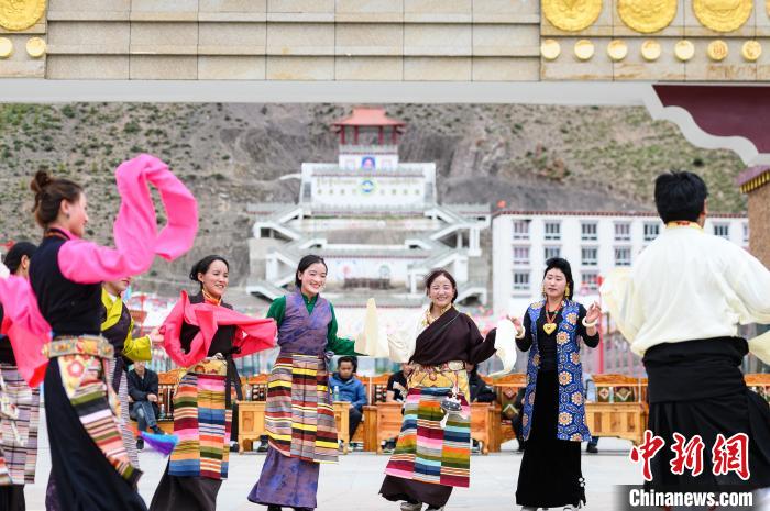 圖為西藏昌都市洛隆縣易地搬遷安置點阿托卡小康示范新村村民載歌載舞慶脫貧(資料圖)?！『闻罾?攝
