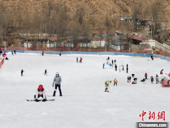 圖為春節期間，青海當地群眾開展冰雪運動。青海省文化和旅游廳供圖