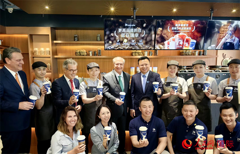 巴西副總統阿爾克明在北京某咖啡店推廣巴西咖啡。人民網記者 符園園攝