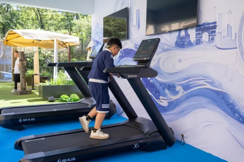 小朋友在智慧體育公園體驗跑步機。巴黎