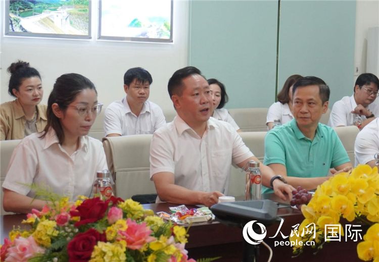 越中電力公司董事長李志雄（前排左二）介紹越南電力情況。葛沙莎攝
