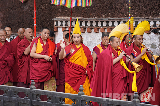 23 圖為十一世班禪向在扎什倫布寺參觀游玩的游客揮手致意。攝影：王淑.jpg