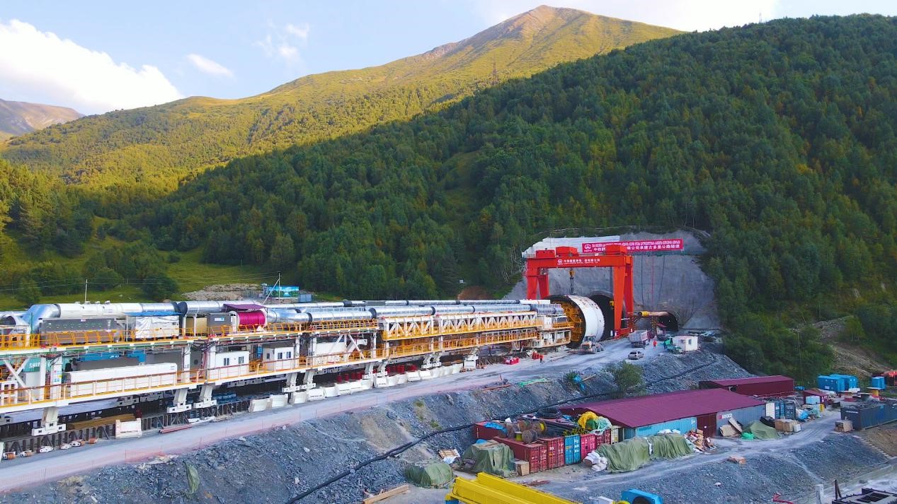 “高加索號”單護盾硬巖掘進機（TBM）。中鐵隧道局格魯吉亞KK公路隧道項目部供圖