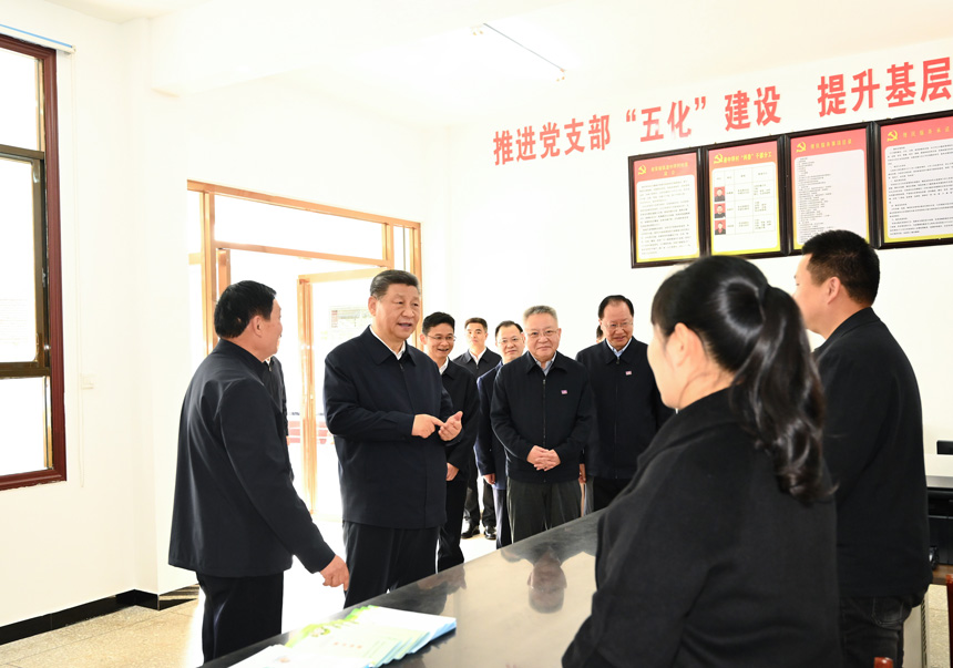 2024年3月18日至21日，中共中央總書記、國家主席、中央軍委主席習近平在湖南考察。這是19日下午，習近平在常德市鼎城區謝家鋪鎮港中坪村黨群服務中心了解當地為基層減負、提升基層治理效能等情況。新華社記者 燕雁 攝