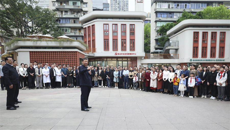 2024年4月22日至24日，中共中央總書記、國家主席、中央軍委主席習近平在重慶考察。這是22日下午，習近平在九龍坡區謝家灣街道民主村社區考察時，同社區居民親切交流。新華社記者 鞠鵬 攝