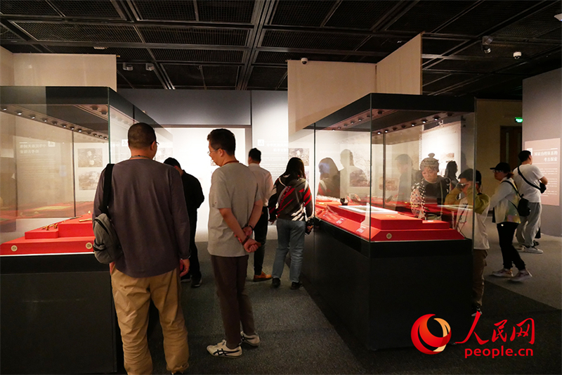 “五一”假期，游客在首都博物館參觀展覽。人民網記者 韋衍行攝