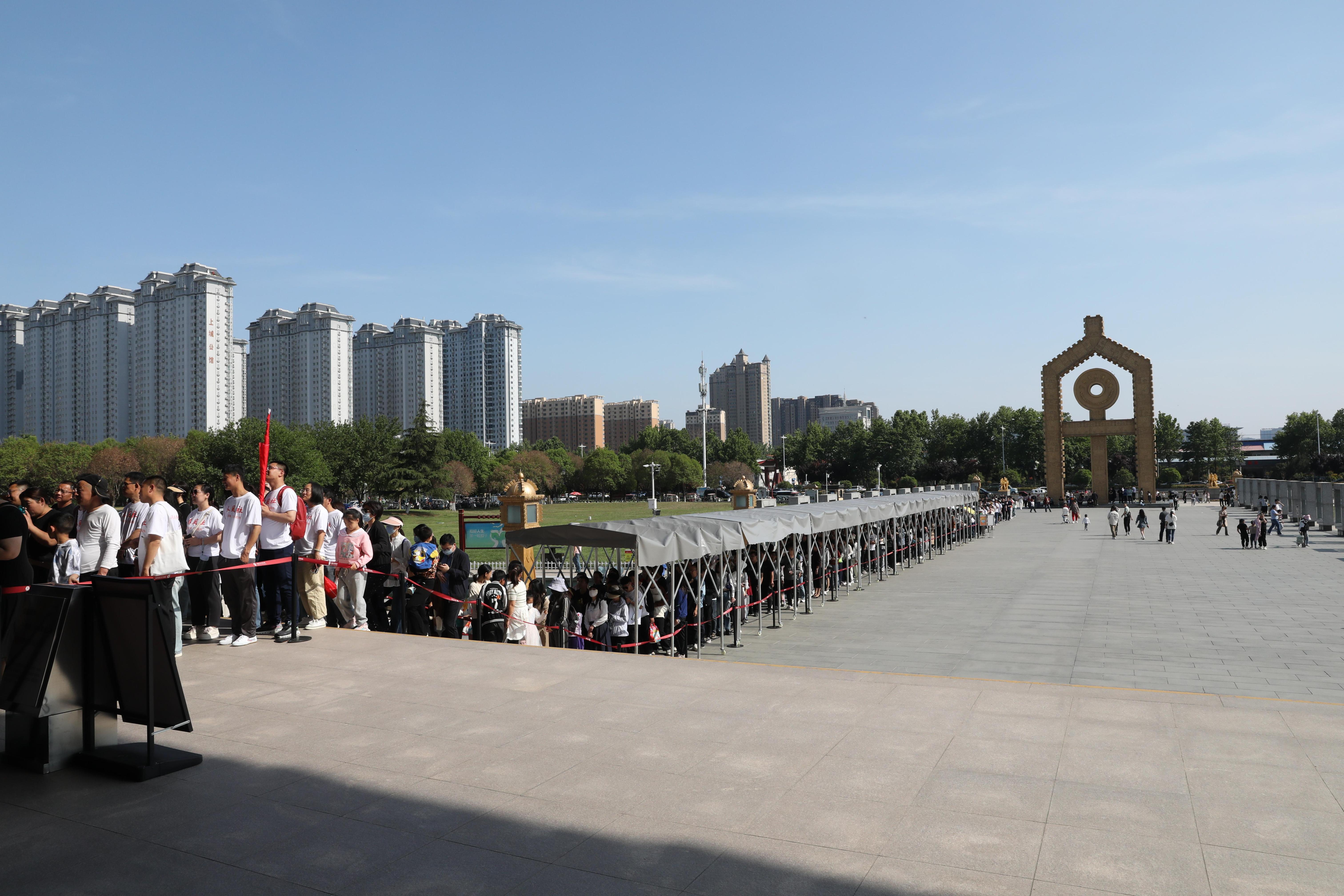 “五一”期間，中國文字博物館外游客有序排隊。中國文字博物館供圖