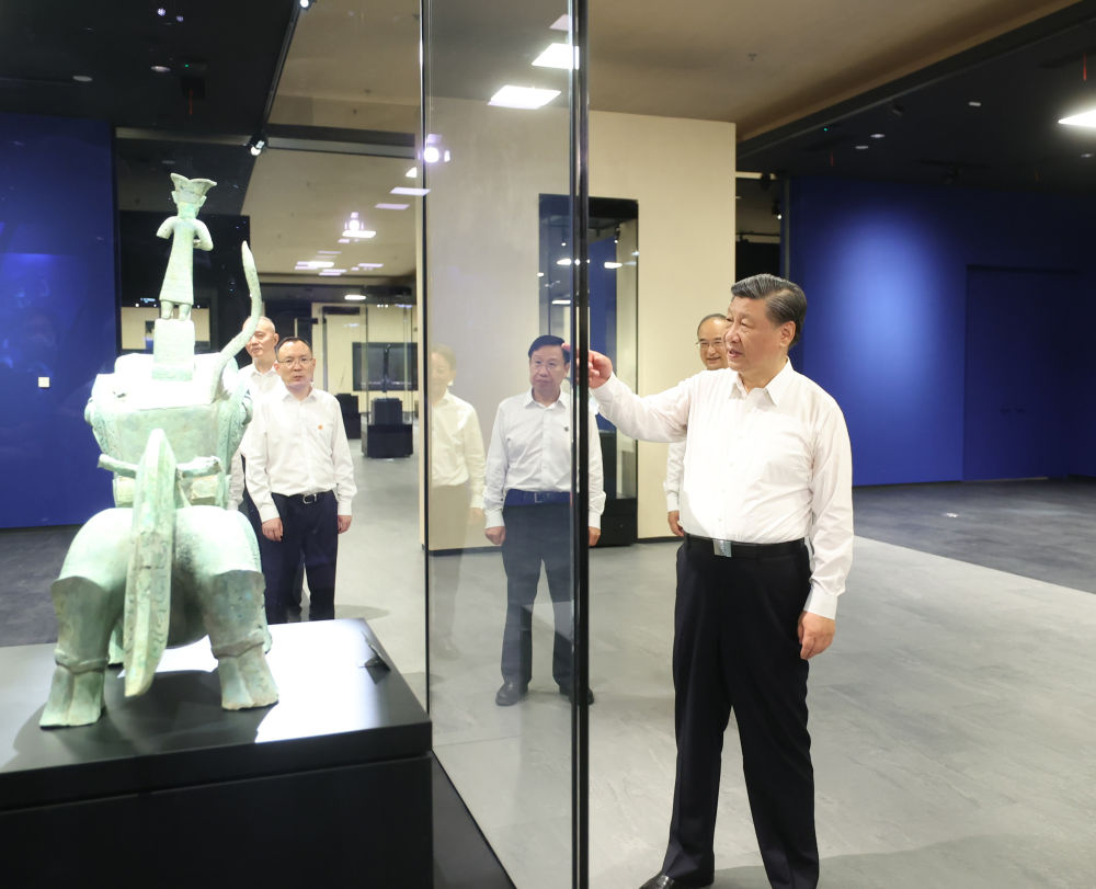 2023年7月26日，習近平總書記在四川省德陽市考察了三星堆博物館，了解當地歷史文化遺址發掘研究、文物保護修復等情況。