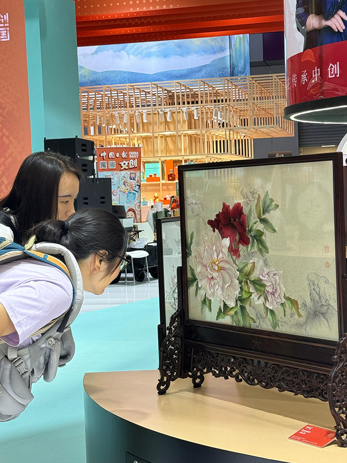 “文創中國”專題展區。參展觀眾供圖