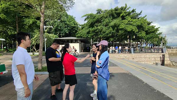 人民網記者采訪紅樹林公園游客。人民網記者 李彤攝