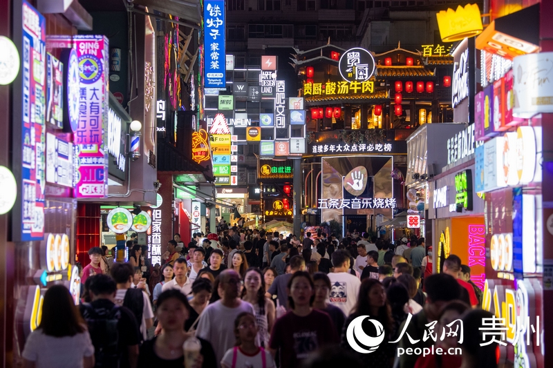 6月21日，貴陽，青云市集內游人如織。人民網記者 翁奇羽攝