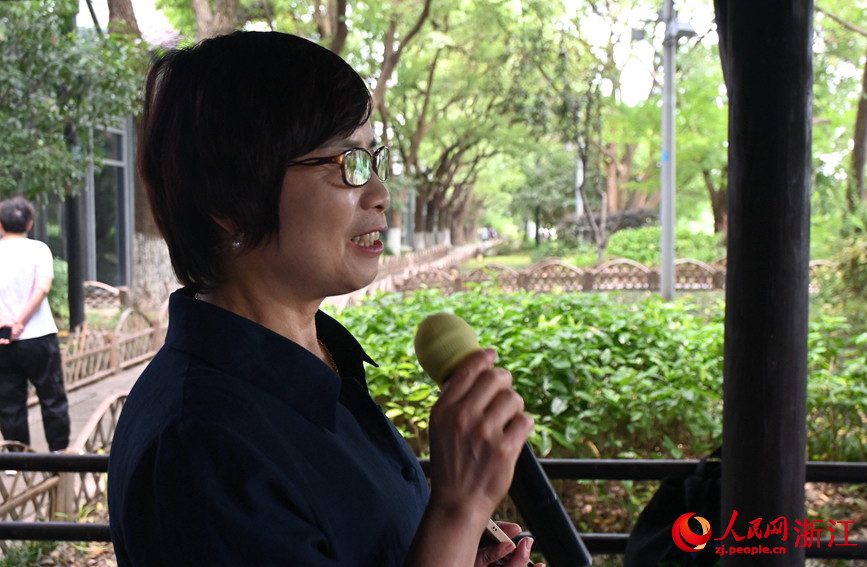 面向運河，任國萍放聲歌唱。人民網記者 張麗瑋