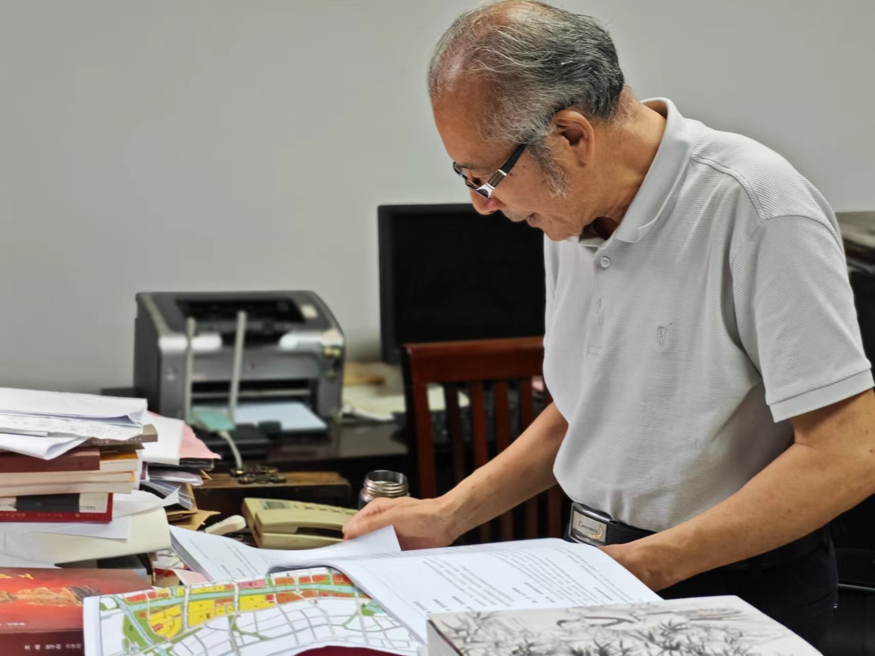 顧風在辦公室翻閱資料。人民網記者 黃鈺攝