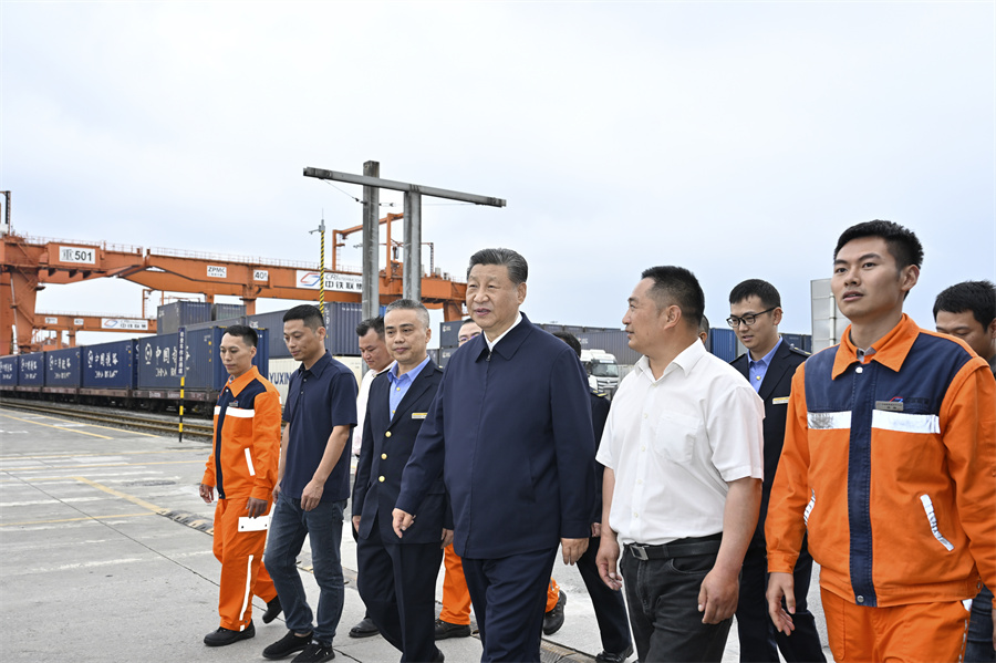 2024年4月22日至24日，中共中央總書記、國家主席、中央軍委主席習近平在重慶考察。這是22日下午，習近平在重慶國際物流樞紐園區重慶鐵路集裝箱中心站，同貨車司機、列車司機、裝卸工人、場站管理人員等親切交流。新華社記者 岳月偉 攝