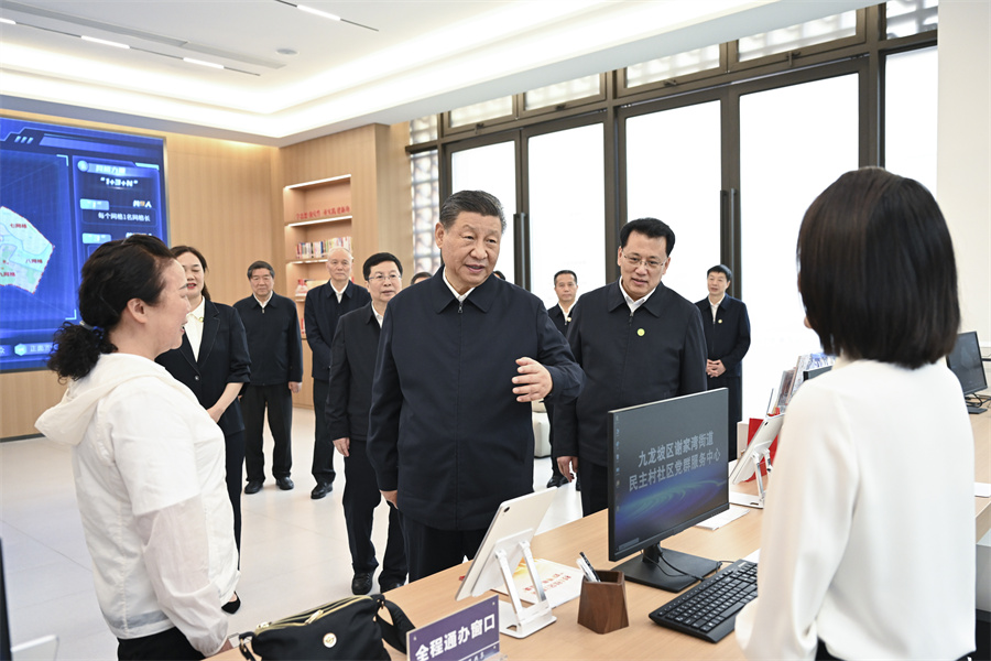 2024年4月22日至24日，中共中央總書記、國家主席、中央軍委主席習近平在重慶考察。這是22日下午，習近平在九龍坡區謝家灣街道民主村社區考察。新華社記者 謝環馳 攝