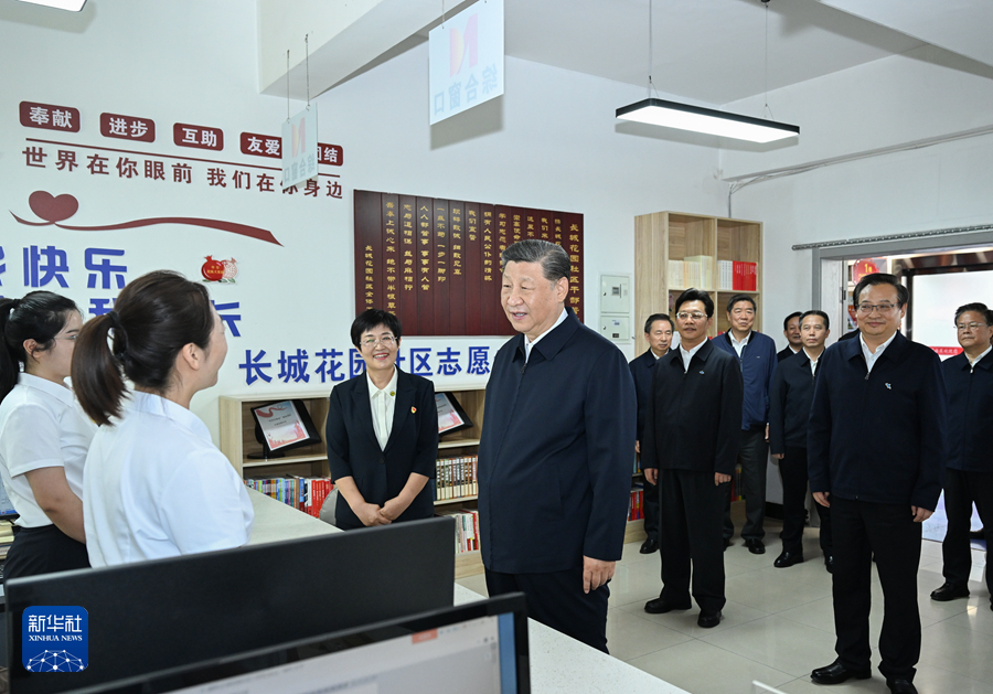 2024年6月19日下午，習近平在寧夏銀川市金鳳區長城花園社區黨群服務中心便民服務廳了解社區開展便民惠民服務等情況。新華社記者 謝環馳 攝