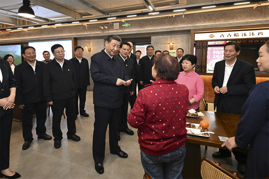 2024年4月22日下午，習近平在九龍坡區謝家灣街道民主村社區考察時，同正在社區食堂就餐的群眾親切交流。新華社記者 謝環馳 攝