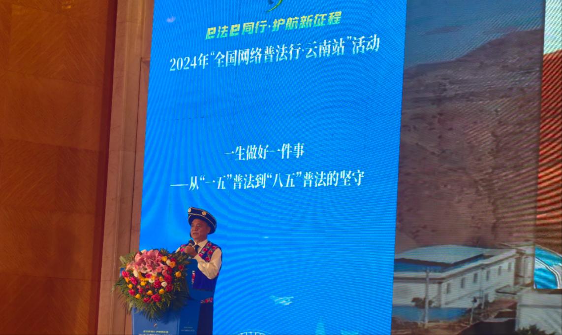 李學平分享普法的故事。人民網記者 孝金波攝