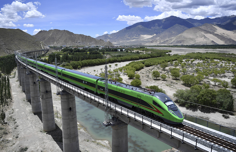 2022年6月22日，復興號列車行駛在西藏山南境內。