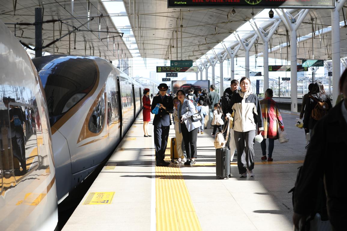 旅客在站臺準備乘車。受訪方供圖