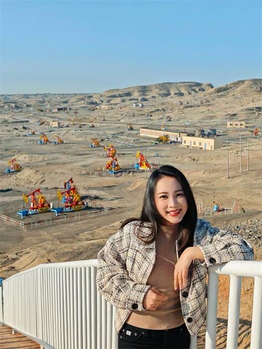 中泰文化推廣達人張愛玲參觀克拉瑪依百里油區。受訪者供圖