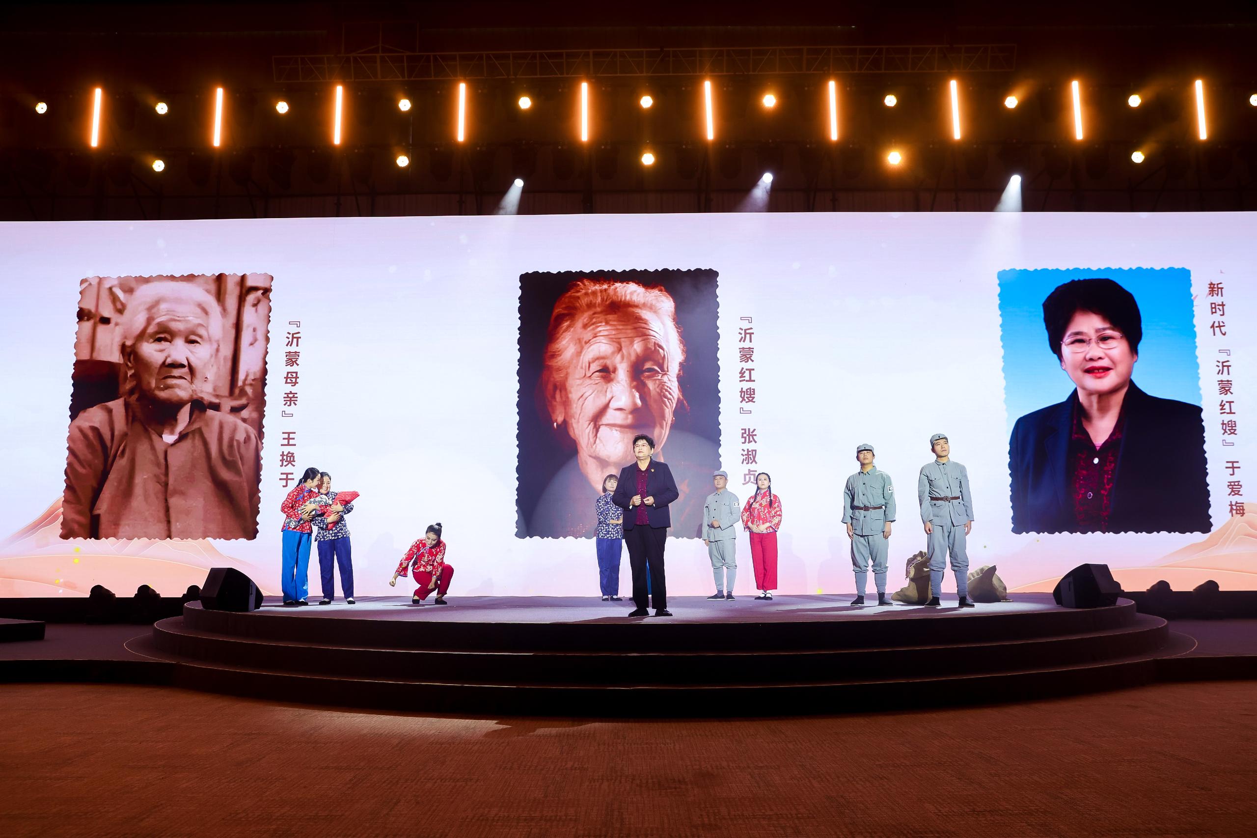“何以中國·弦歌不輟”網絡主題活動現場，于愛梅講述“沂蒙紅嫂”的故事。人民視頻供圖。