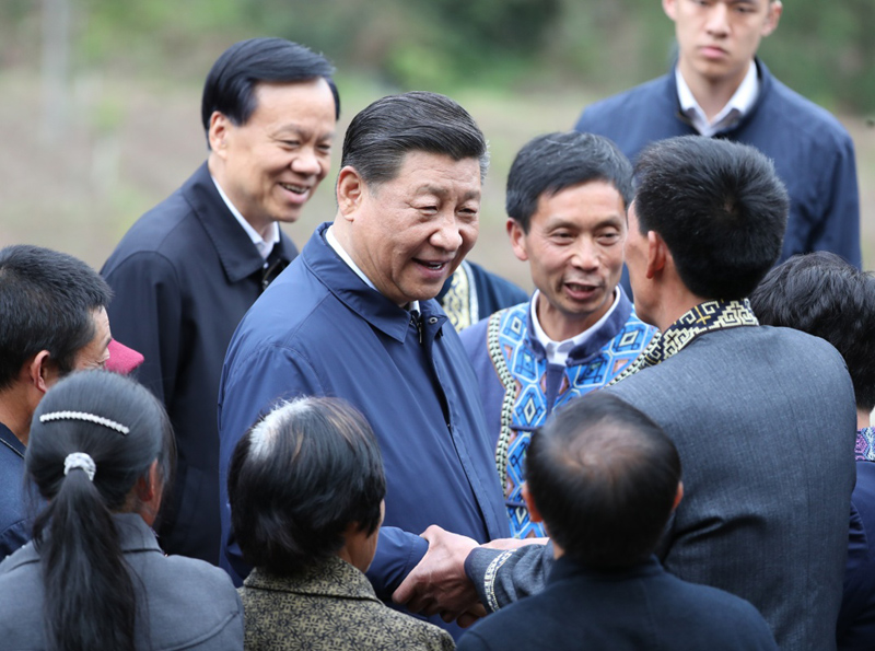 2019年4月15日至17日，中共中央總書記、國家主席、中央軍委主席習近平在重慶考察，并主持召開解決“兩不愁三保障”突出問題座談會。這是4月15日下午，習近平在石柱土家族自治縣中益鄉華溪村同村民親切交流。新華社記者 丁海濤 攝